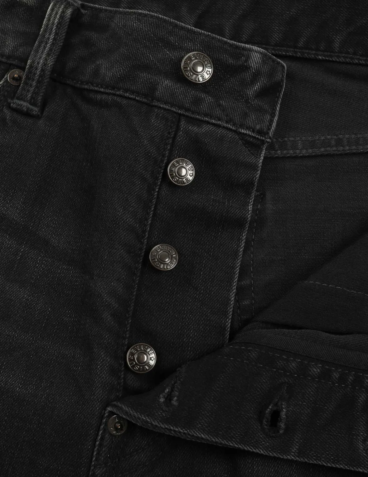 Seagull Appliqué Embroidery and Godhead Print
Relax Fit Denim Shorts